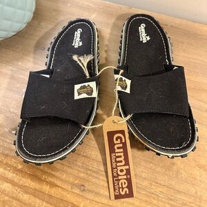 Gumbies NWT Stylish Black and Beige Woven Slides